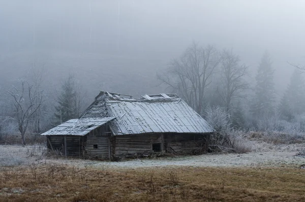 Перший мороз у високогірному селі — стокове фото