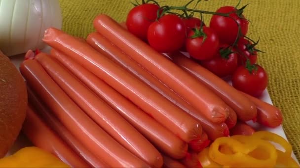 Gros plan des saucisses frankfurter crues sur plaque blanche — Video