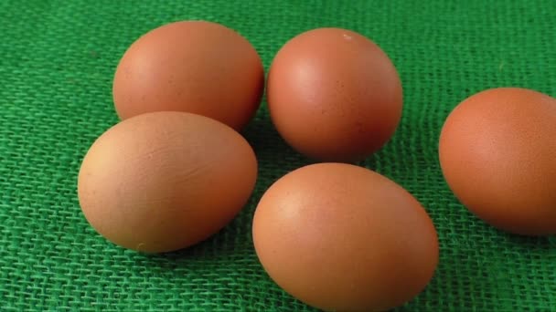 Grupo fresco de huevos crudos puestos en saco verde — Vídeos de Stock