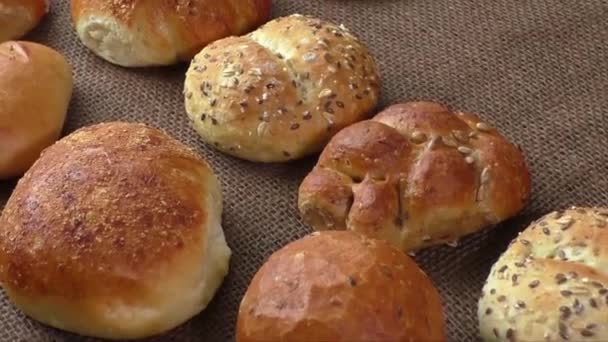 Різноманітність свіжого хліба на мішку — стокове відео