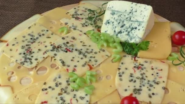 Variété de fromages sur une planche de bois — Video