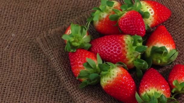 Νωπών φράουλα σε λινάτσα υφή φόντου — Αρχείο Βίντεο