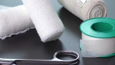 Makas ve yapıştırma alçı ile tıbbi sargı bezi