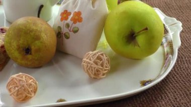 Meyveli kahvaltı ve pasta beyaz bir plaka üzerinde