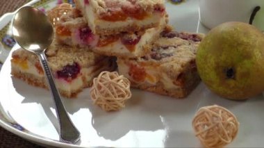 Ev yapımı mevsimlik meyveli pasta kek ile