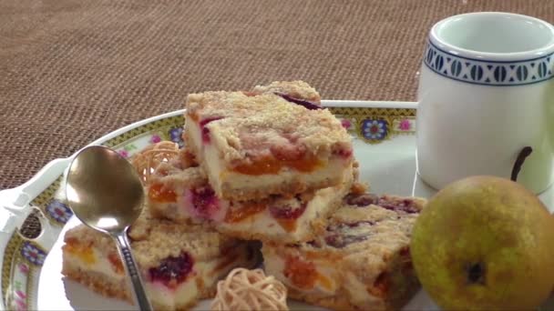 Torta frutada sazonal caseira com crumble — Vídeo de Stock