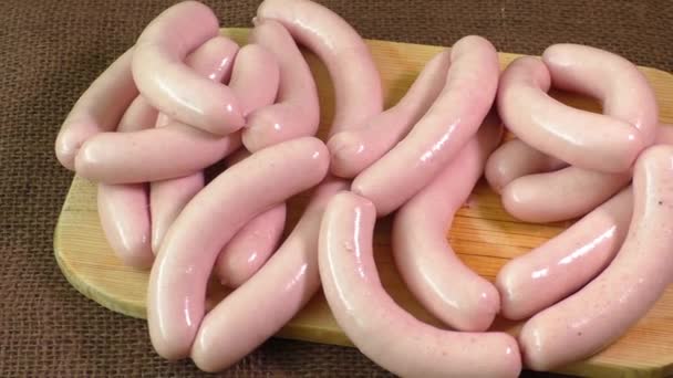 Uncooked sausage on the chopping board — Stock Video