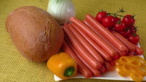 Primer plano de salchichas frankfurter crudas en plato blanco — Vídeos de Stock