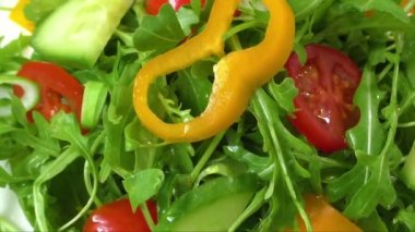 Beyaz tabakta Roka Salatası