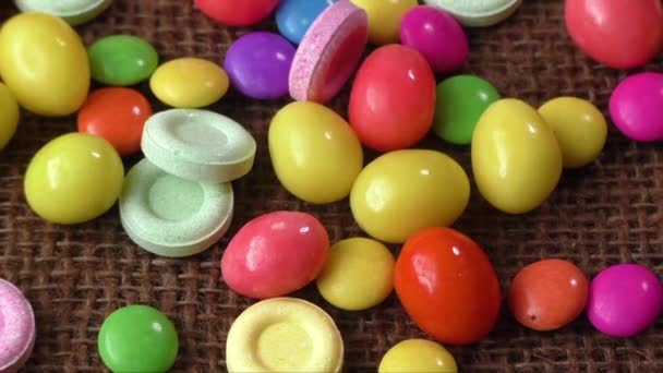 Birçok farklı renkli şekerler — Stok video