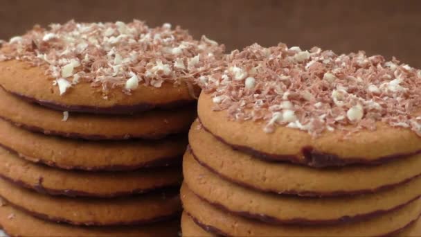 Ronde koekjes met chocolade in een bord — Stockvideo