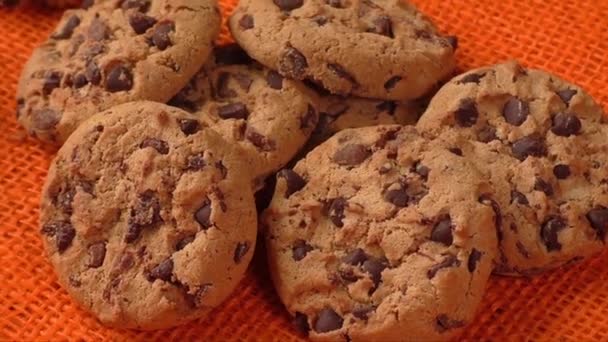 Choklad cookies på säckväv bakgrunden — Stockvideo