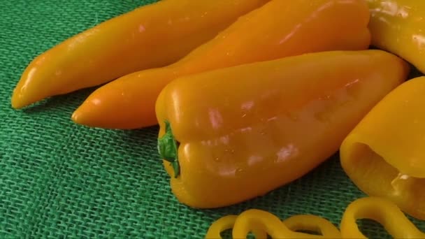 Gele zoete pepper(capsicum) op een groene achtergrond — Stockvideo