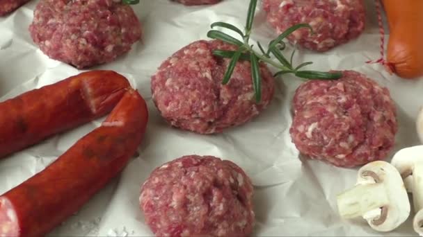 Surowe mięso z mielonego hamburgera z ziołem i przyprawą przygotowane do grillowania — Wideo stockowe