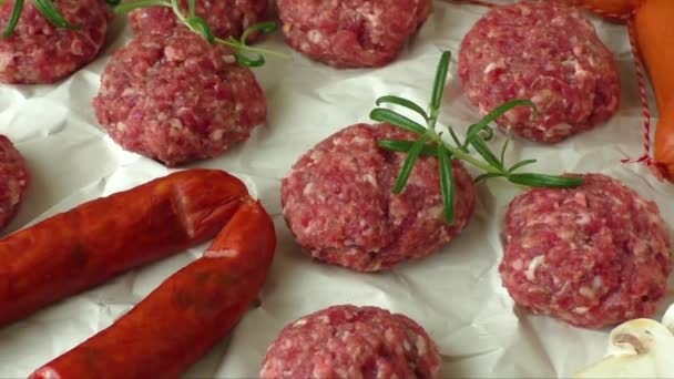 Roh gehacktes Hamburger Fleisch mit Kräutern und Gewürzen zum Grillen — Stockvideo