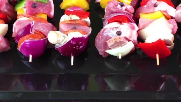 Brochetas de cerdo crudo listas para asar — Vídeo de stock