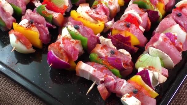 Brochettes de porc crues prêtes pour la cuisson — Video