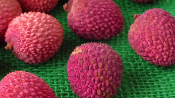 Ассортимент вкусных и свежих экзотических фруктов личи — стоковое видео