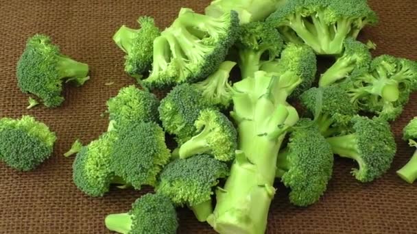 Brócoli fresco sobre la mesa — Vídeo de stock