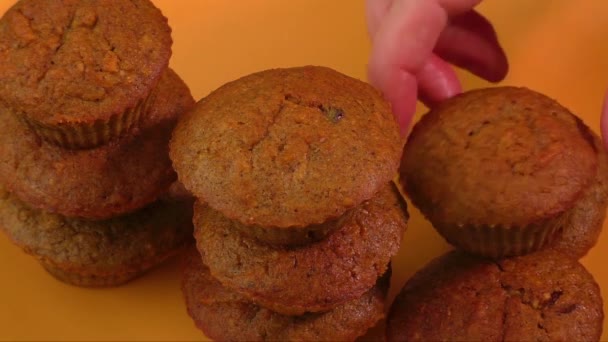 Tasty muffins on a plate — Stock Video