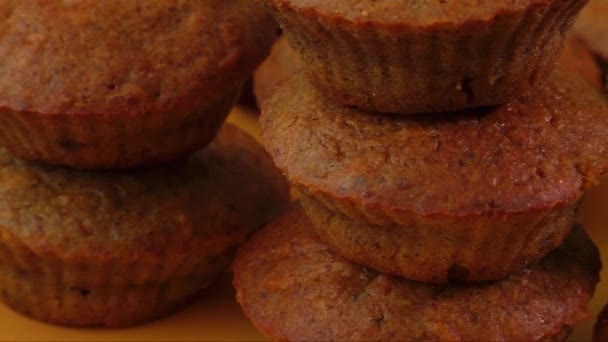 Tasty muffins on a plate — Stock Video