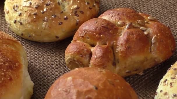 Verschiedene Sorten Vollkornbrot und -brötchen, selektiver Schwerpunkt — Stockvideo