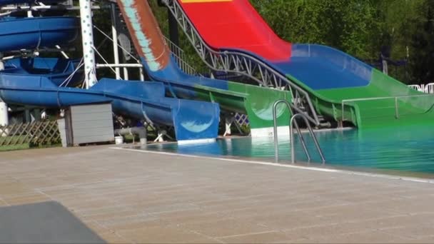 Kleurrijke glijbanen in waterpark — Stockvideo