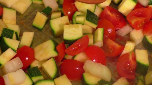 Courgettes braisées et autres légumes aux épices. Concentration sélective — Video