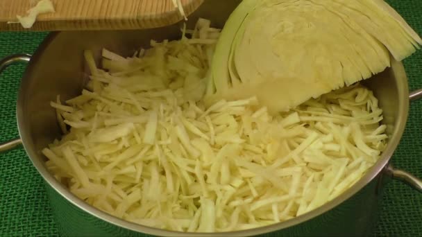 Raw cabbage in stainless steel saucepan — Stock Video