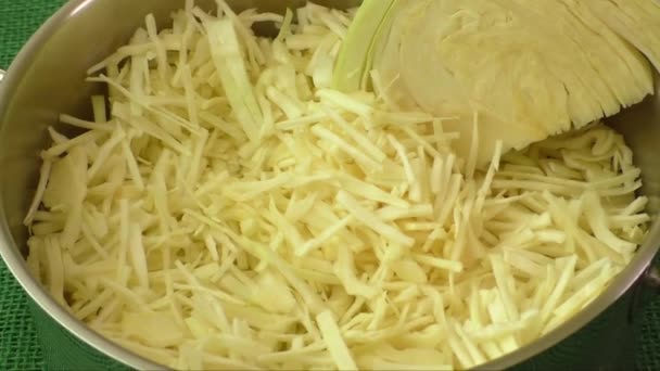Raw cabbage in stainless steel saucepan — Stock Video