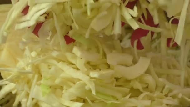 Chou cru dans une casserole en acier inoxydable 