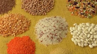 Sarı bir arka plan üzerinde çeşitli renkli kuru baklagiller 