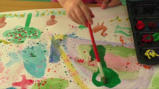 Bambini piccolo artista pittura mano pennello colorato acquerello arte — Video Stock