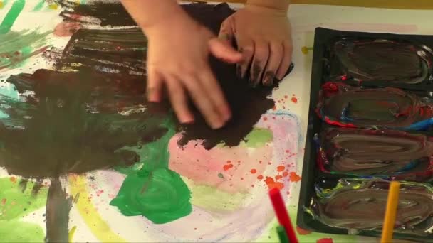 少女の小さな手と創造的なペイント アート。幼年期および教育テーマです。水彩紙の絵で若い女の子の小さな手. — ストック動画