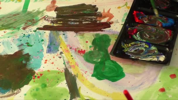 Діти маленький художник малюють пензлем рукою барвисте акварельне мистецтво — стокове відео