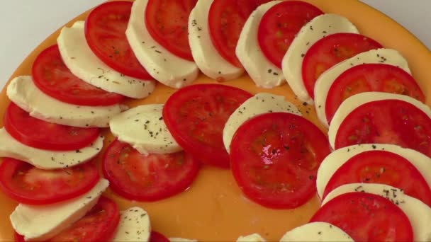 Tomaat en mozzarella op een plaat — Stockvideo