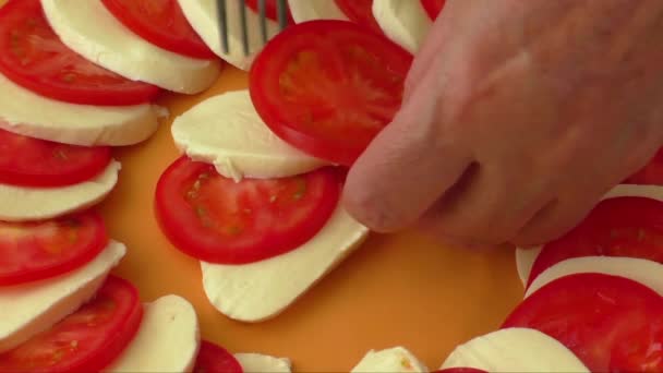 Tomat och mozzarella på en tallrik — Stockvideo