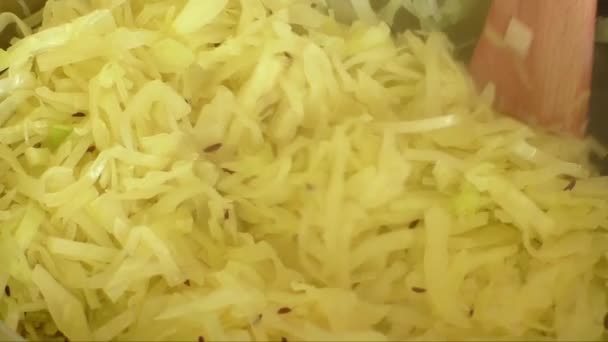 Verduras repollo guisado en una sartén — Vídeo de stock