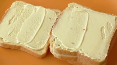 Jambon, peynir, mayonez sandviç yapma