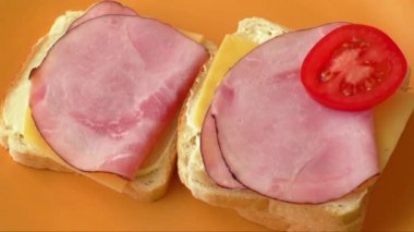 Domates, jambon, peynir, turp, mayonez sandviç yapma