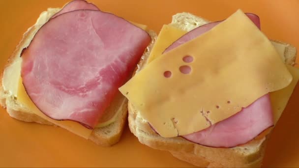 Fazendo sanduíche com presunto, queijo, maionese — Vídeo de Stock