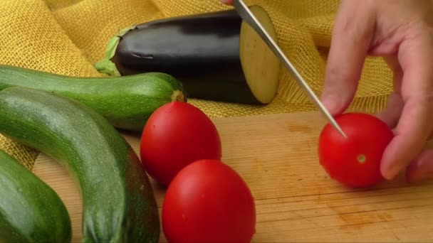 Разрезание помидоров на доске — стоковое видео
