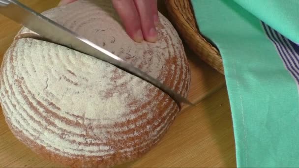 Frau schneidet Laib frisches Brot — Stockvideo