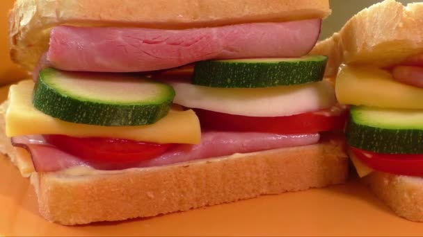 Sandwich con jamón, queso, mayonesa, tomate, rábano, calabacín — Vídeo de stock