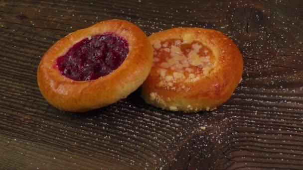 Pastelaria doce com geléia de frutas e desmoronar — Vídeo de Stock