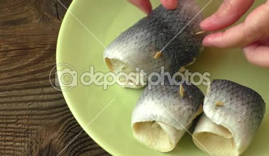 Balık ile ekşi ringa balığı yeşil plaka üzerinde rulo.