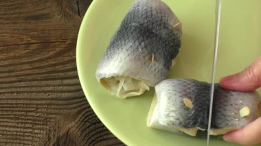 Balık ile ekşi ringa balığı yeşil plaka üzerinde rulo.