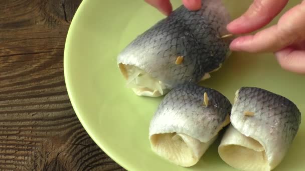 Fischbrötchen mit saurem Hering auf grünem Teller — Stockvideo