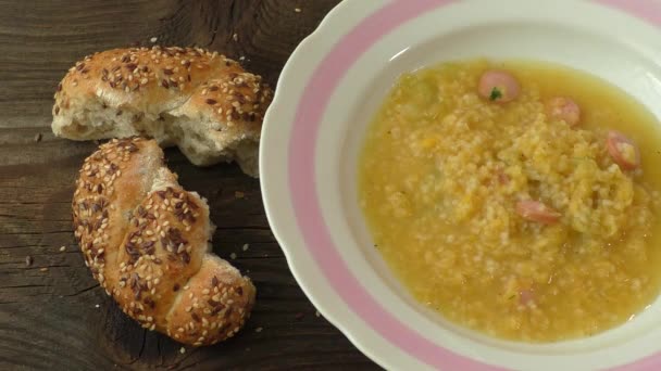 Un tazón de sopa de garbanzos sobre la mesa — Vídeo de stock