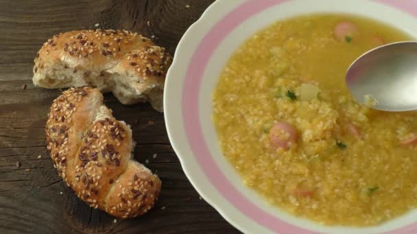 Миска супу з нуту на столі — стокове відео